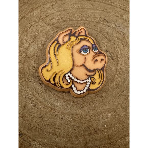 Vintage Miss Piggy Muppets Pin Brooch Henson Associates 1979 2" x 2" Inches - Picture 1 of 4